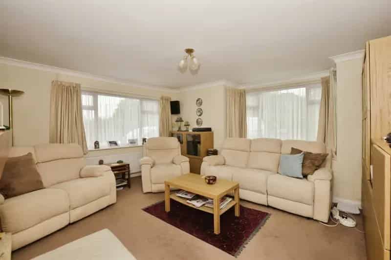 3-Bed House in Sussex Countryside with Stunning Views and Modern Amenities