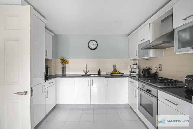 2 Bedroom Flat Near South Croydon Station For Sale
