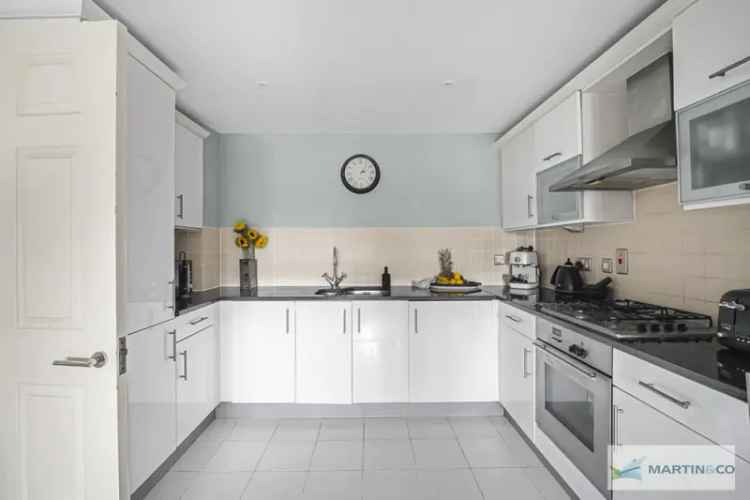 2 Bedroom Flat Near South Croydon Station For Sale
