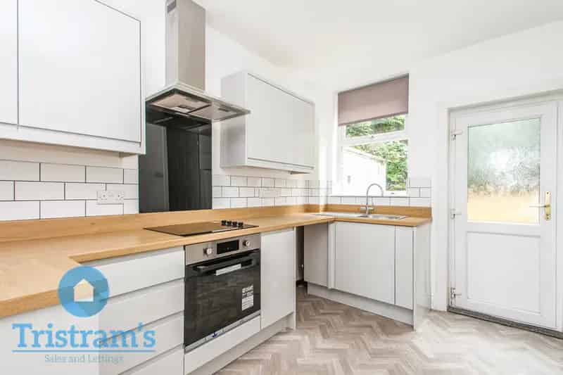 2 Bedroom Modernized Terraced House Near Schools and Transport