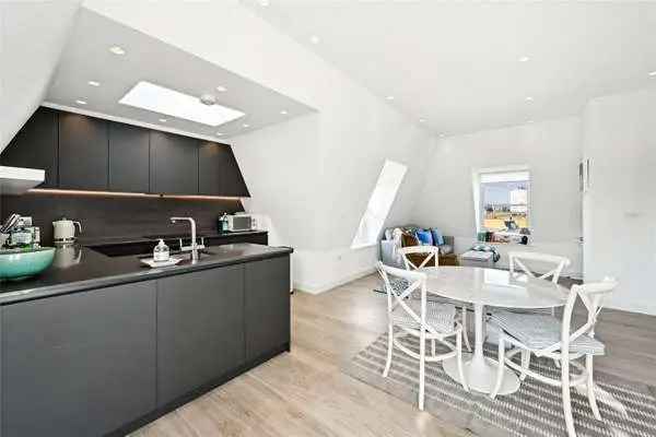 Superb Top Floor Apartment in Fulham with Roof Terrace