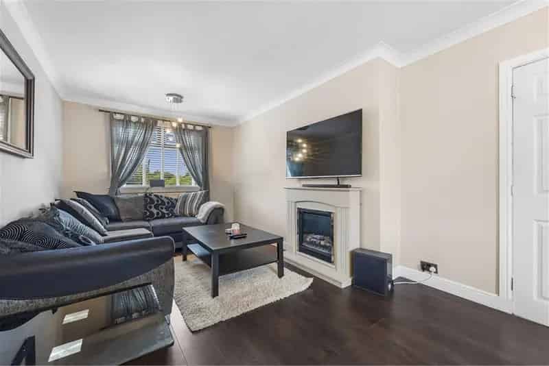 2 Bed Terraced House Kelty - Large Gardens & Driveway