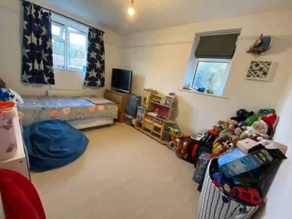 Large 2 Bed Flat Private Garden Wet Room