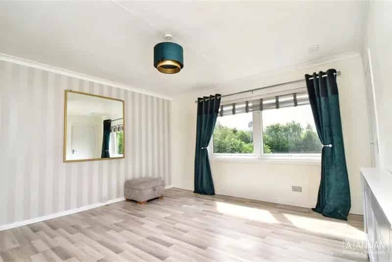2 Bed Top Floor Flat Corstorphine - Modern Kitchen & Attic Space
