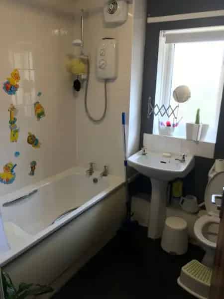 Lovely 2 Bed House Near Shops Schools and Amenities