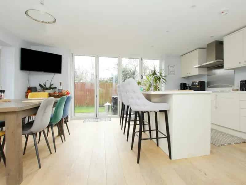 4 Bedroom Detached House with Garden and Ample Parking