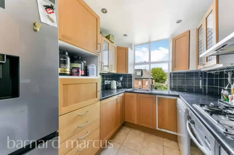 Chiswick Art Deco 2-Bedroom Apartment with Pool and Gardens