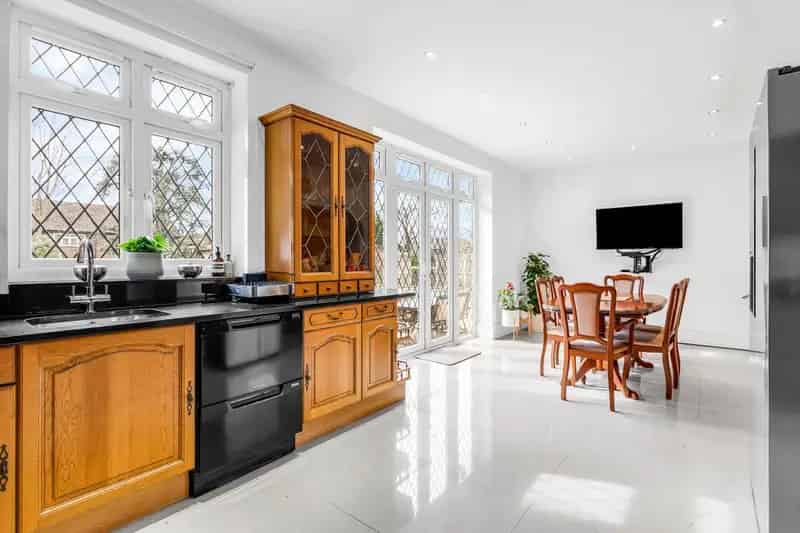 5 Bedroom Detached House Emerson Park  Gym Pool Garden