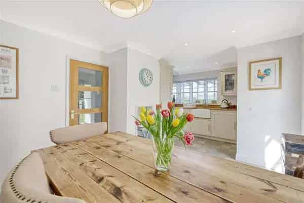 Orchard Cottage: Detached 3-Bedroom Cottage with Modern Amenities