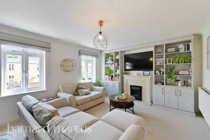 Royal Earlswood Park Family Home New Kitchen Gym Pool