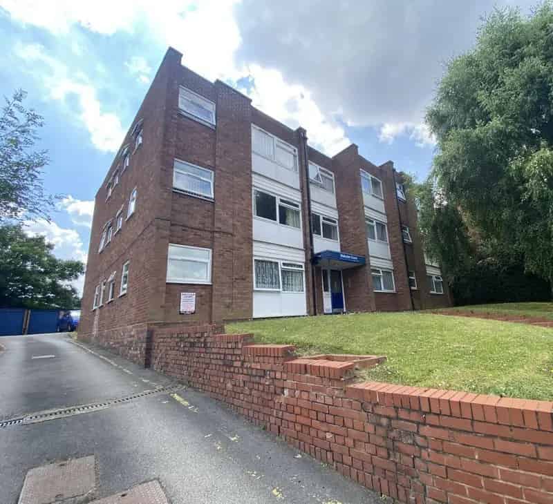 1 Bedroom Apartment with Off-Road Parking and Excellent Transport Links