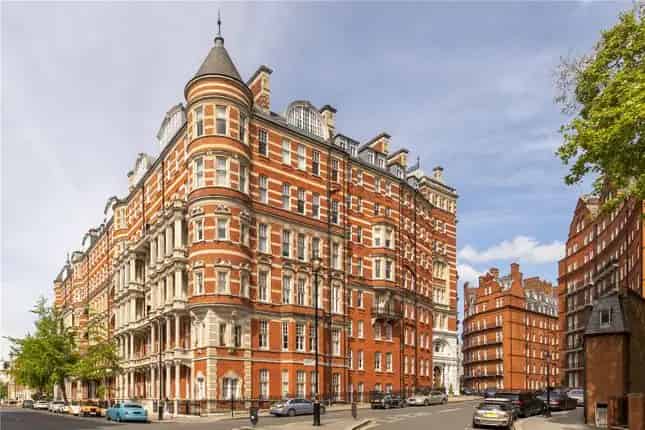 Flat for sale in Albert Court, Kensington, South Kensington, London SW7