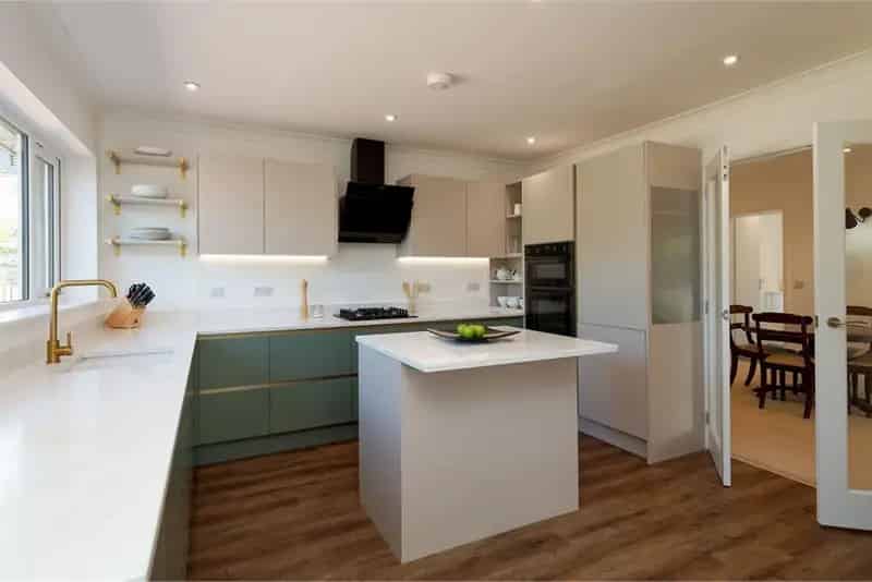 2 Bed Detached House with 2 Reception Rooms and Sunroom