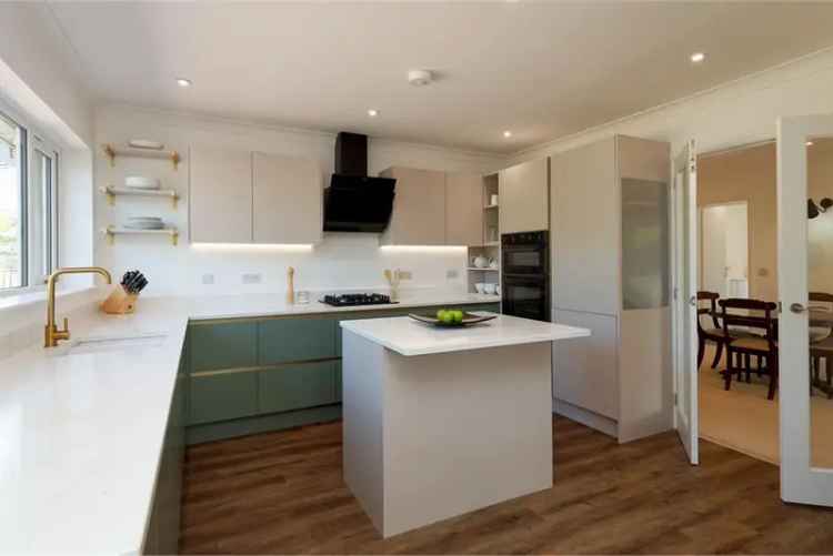 2 Bed Detached House with 2 Reception Rooms and Sunroom