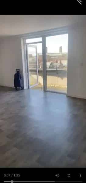 2 Bed Top Floor Apartment with Balcony and Lift