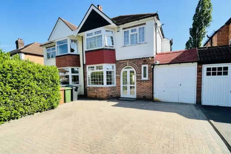 Spacious Semi Detached Home Near Solihull Town Centre