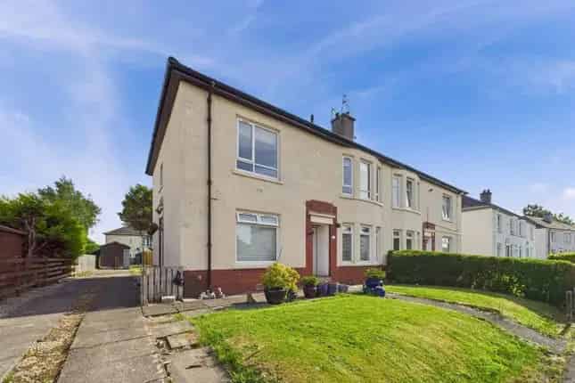 2-Bedroom Upper Cottage Flat for Sale in Glasgow