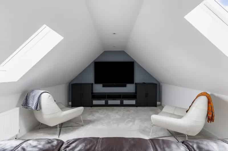 6 Bedroom Detached House for Sale in Baughurst