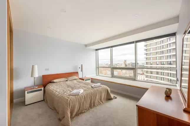 2-Bedroom Apartment with Thames Views Pimlico SW1V