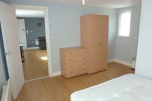 Flat to Rent in Broadway Adamsdown CF24