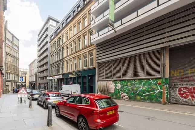 2 Bed Flat Glasgow City Centre Modern Kitchen En-Suite