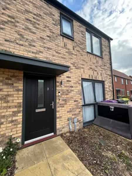 2 Bedroom House in Wakering with Garden and Driveway