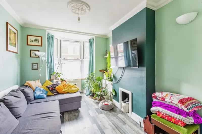 Two Bedroom House Near High Street