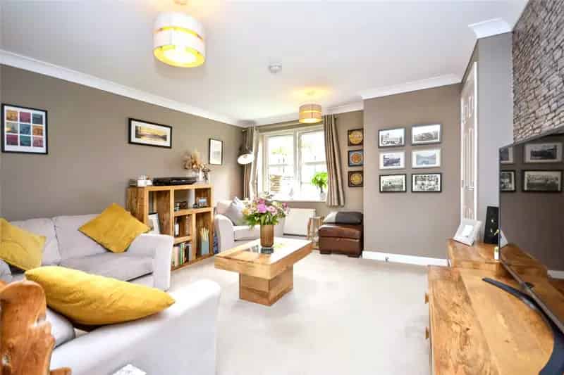 Modern 2-Bed End Townhouse Farsley