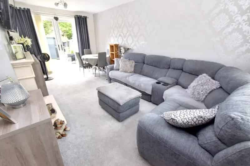 Spacious Semi-Detached House with Garden and Parking