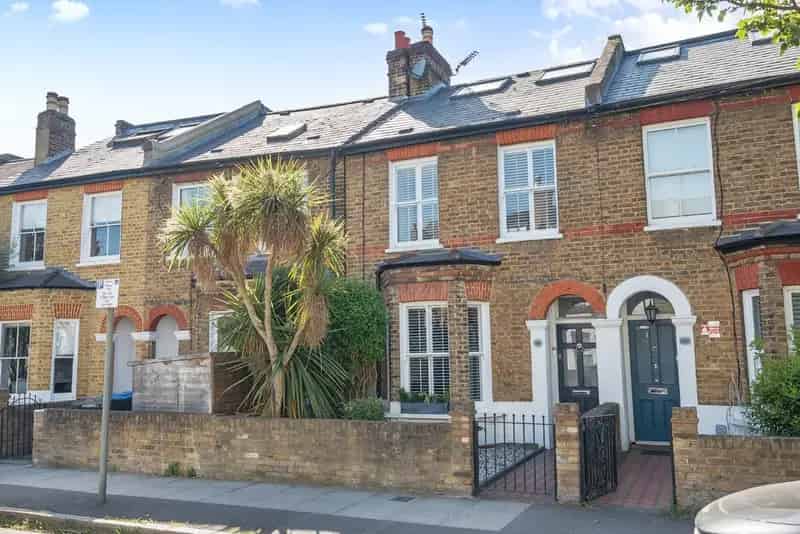 Tastefully Renovated Home with Bespoke Kitchen and Landscaped Garden