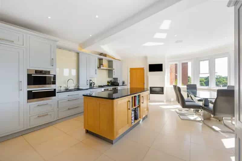 5 Bedroom Flat for Sale in Goldings Estate
