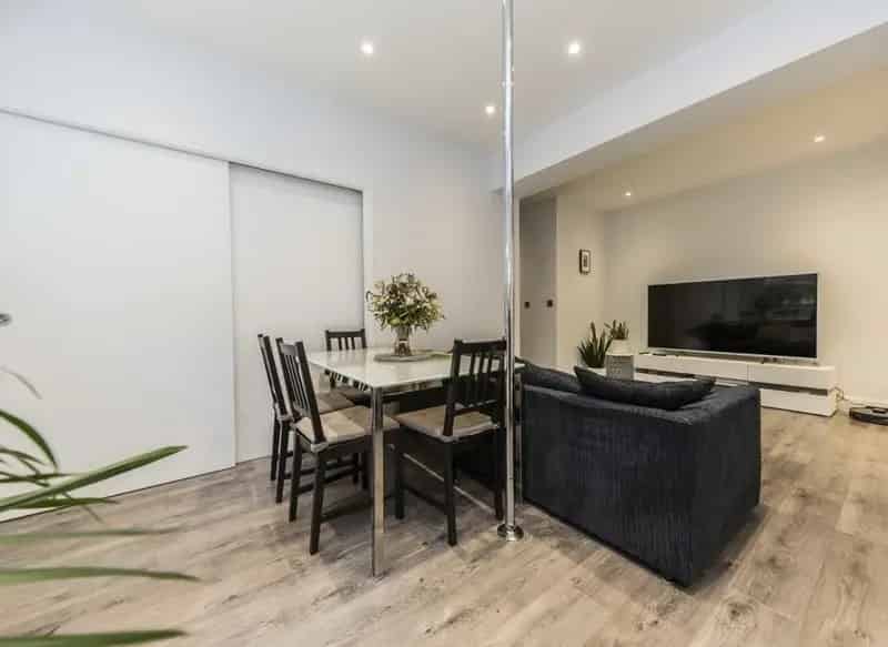 2-Bed Flat near River Thames - Ideal First-Time Buy