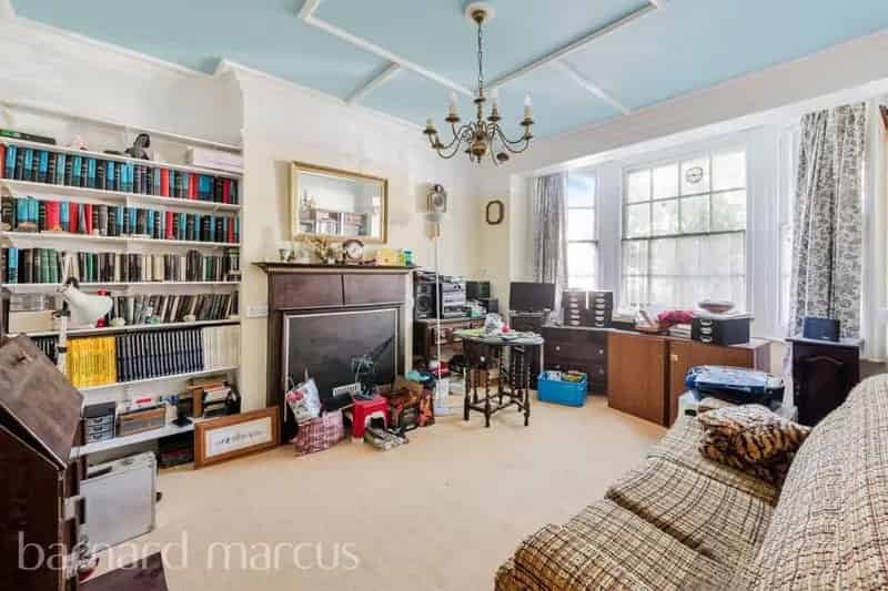 1943 Sq Ft House with Garden and Garage - No Onward Chain