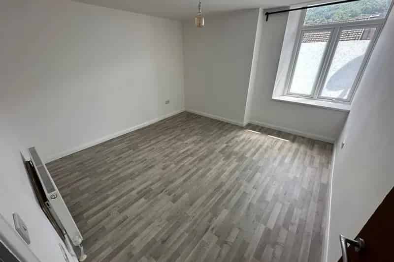 Spacious 1 Bedroom Apartment in Graig Pontypridd