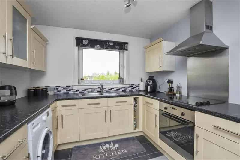 2 Bed Top Floor Flat with Forth Rail Bridge Views
