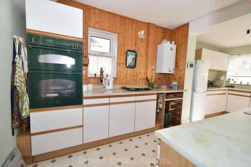 3 Bed Extended Semi House for Sale Near Schools