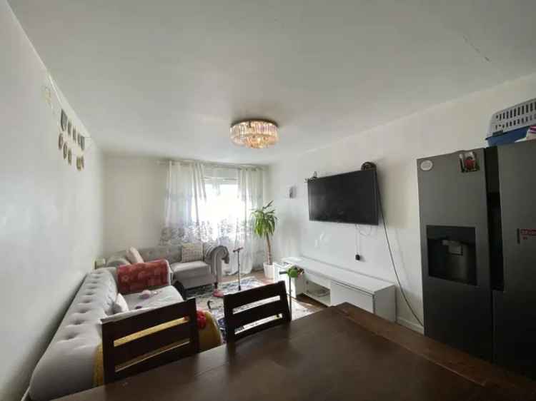 2 Bedroom Flat for Sale in Southall Canalside Gardens