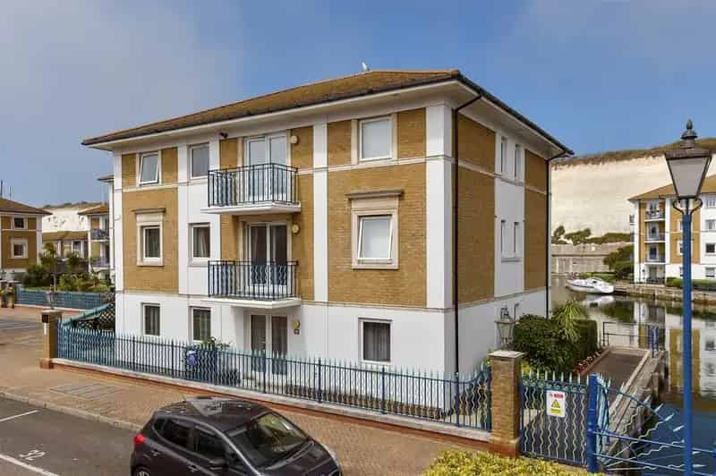 2 Bedroom Ground Floor Flat for Sale Brighton Marina