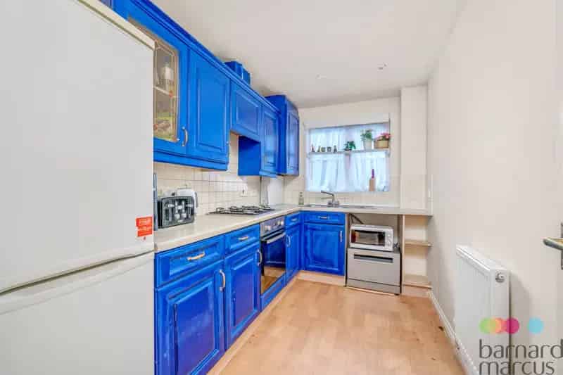 Spacious 2-Bed Flat with Parking and Gardens Near Transport Links