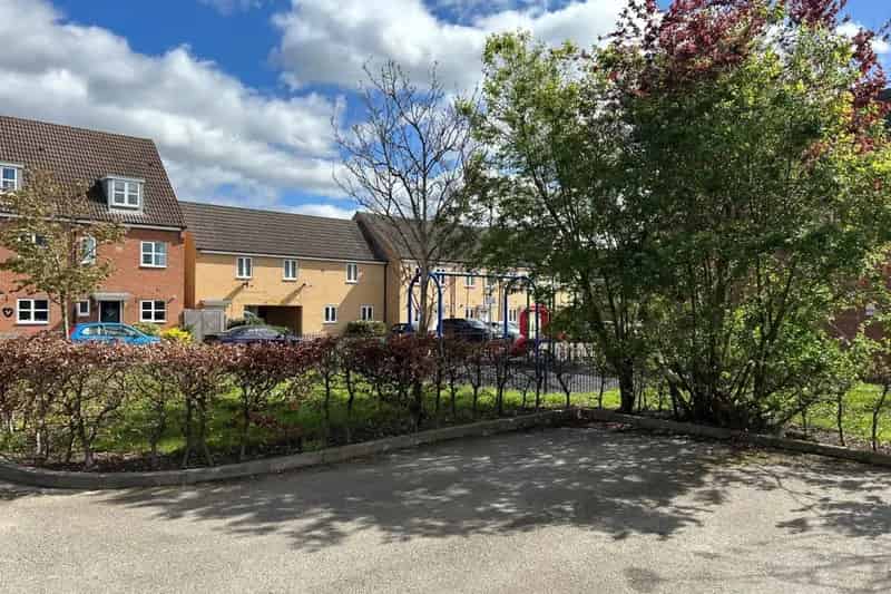 Modern Three-Story Townhouse with Ensuite and Garden
