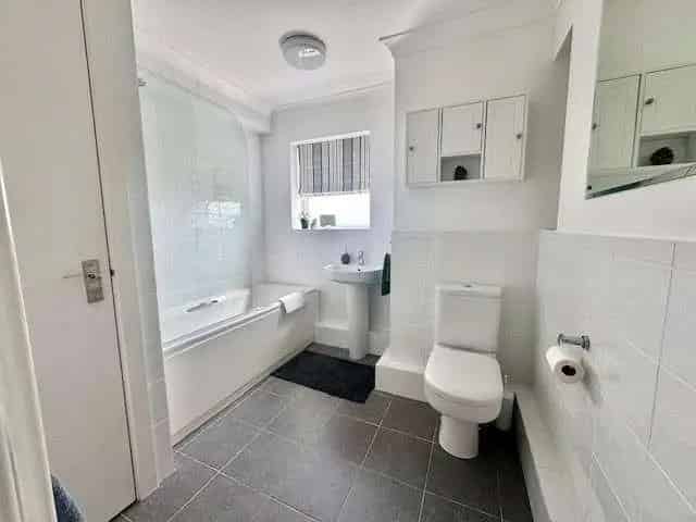 2 Bed Flat for Sale with Needles Views
