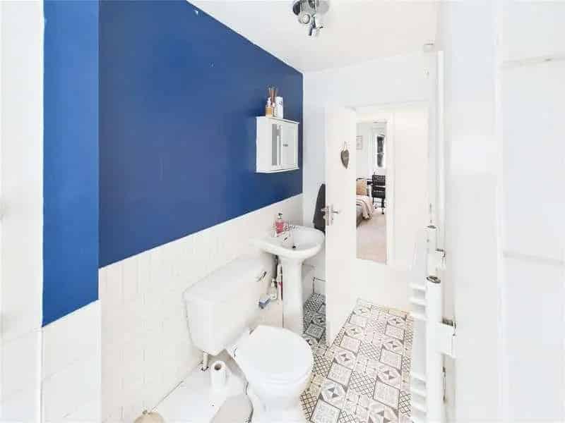 2 Bed Ground Floor Maisonette for Sale Near Shalford Park