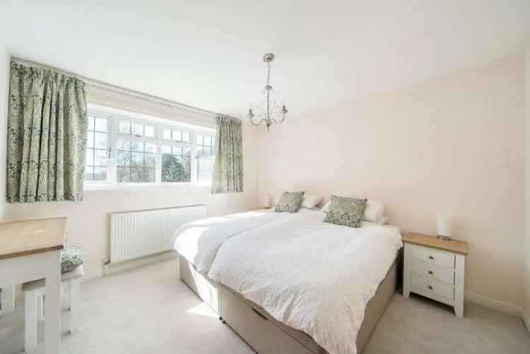 4 Bed House for Sale in Hook Heath