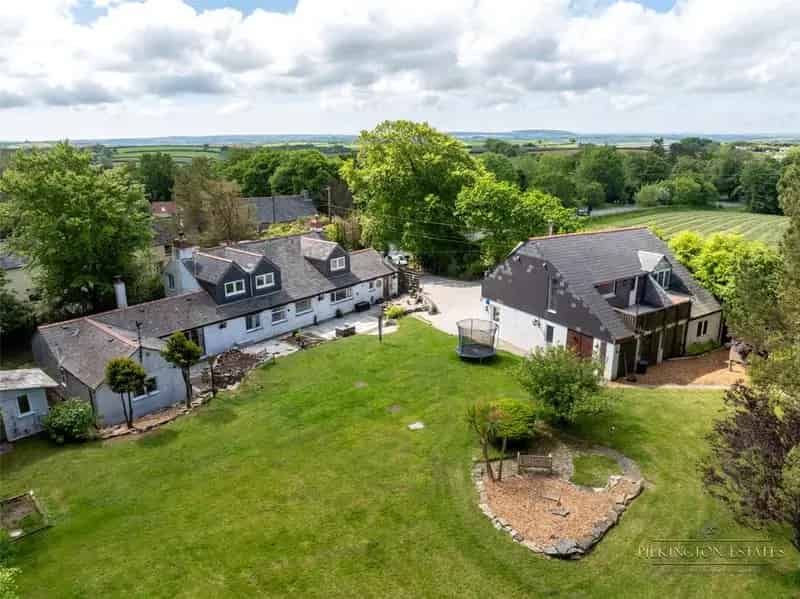 8 Bedroom Detached House with 3 Annexes For Sale