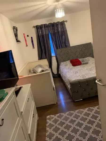 2 Bed Flat Near High Road with Parking and Balcony