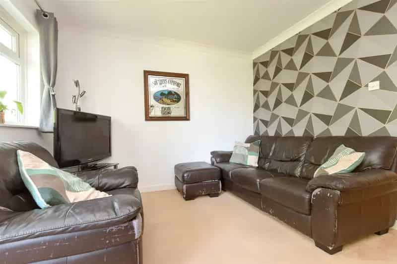 2 Bedroom Flat for Sale near Redhill Station