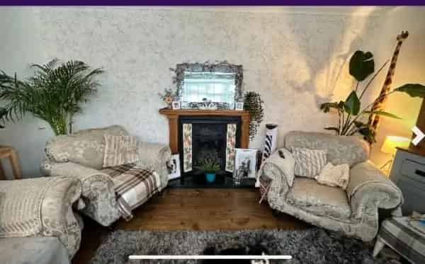 Large 3 Bedroom House with Driveway, Summer House and Garden