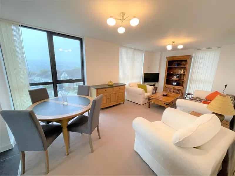 2 Double Bed Modern Apartment with Roof Terrace and Parking