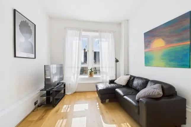2-Bedroom Flat for Sale in Glasgow G12