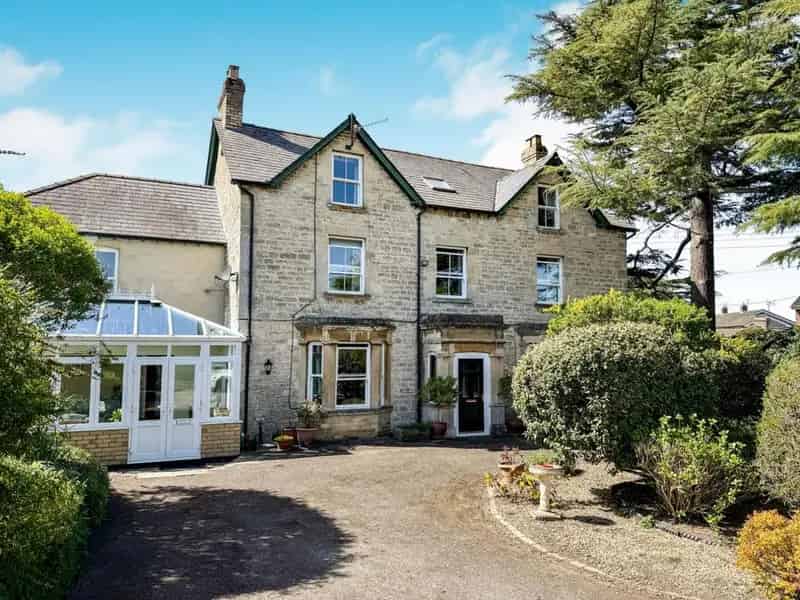 6 Bedroom Detached House for Sale